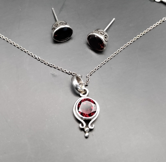 Gorgeously, Gothicly, Garnet. In a Deep Blood Red color.In a Sterling Silver set - Picture 5 of 9
